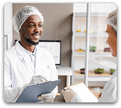 Un chercheur au travail dans un laboratoire